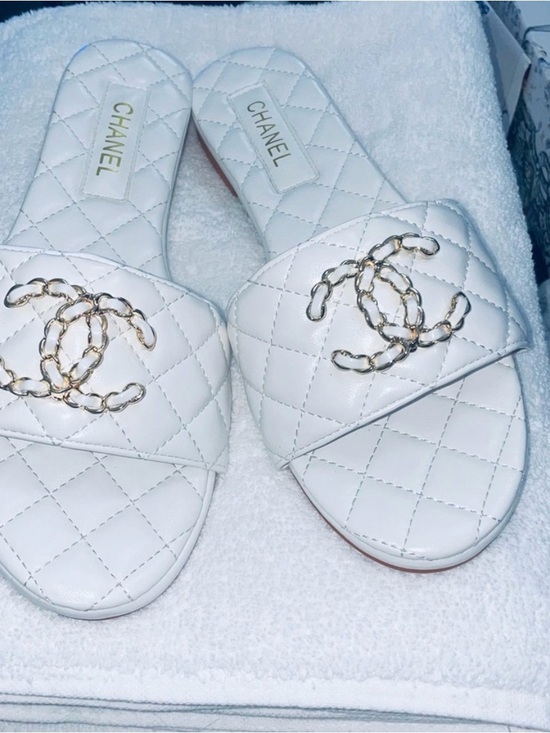 CHANEL Shoes - 🔥 Chanel White Quilted  Sandals with Iconic chain CC size 42 10 11